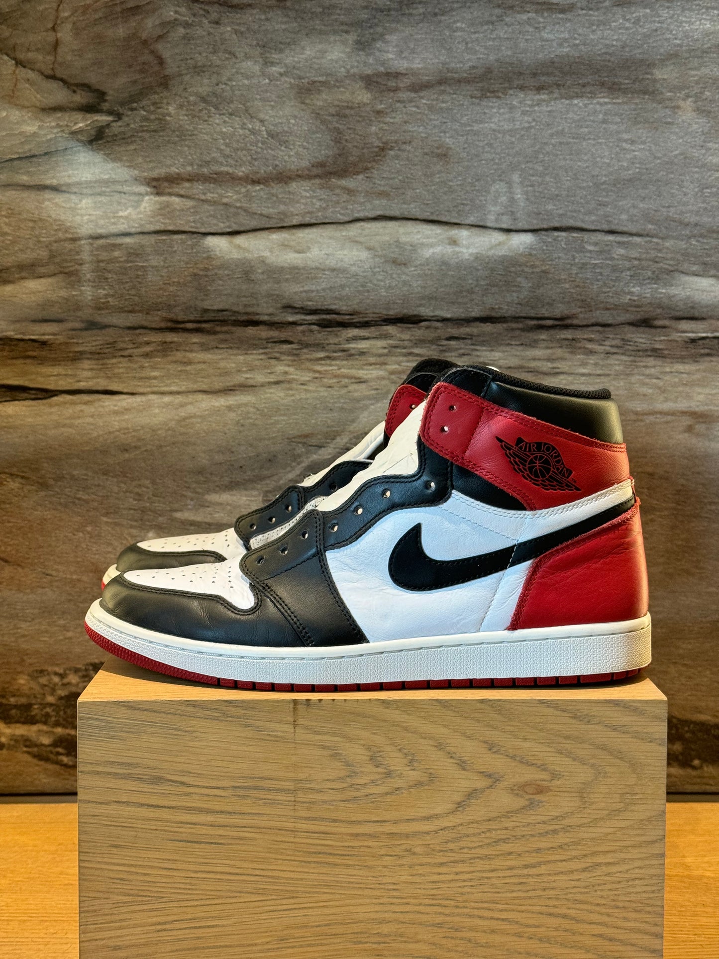 Air Jordan 1 High Black Toe 2016