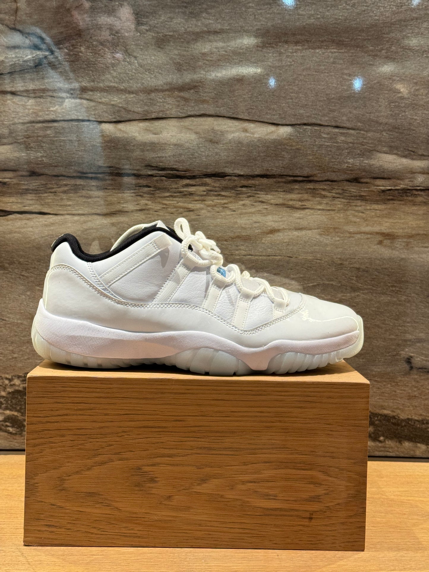 Air Jordan 11 Low Legend Blue