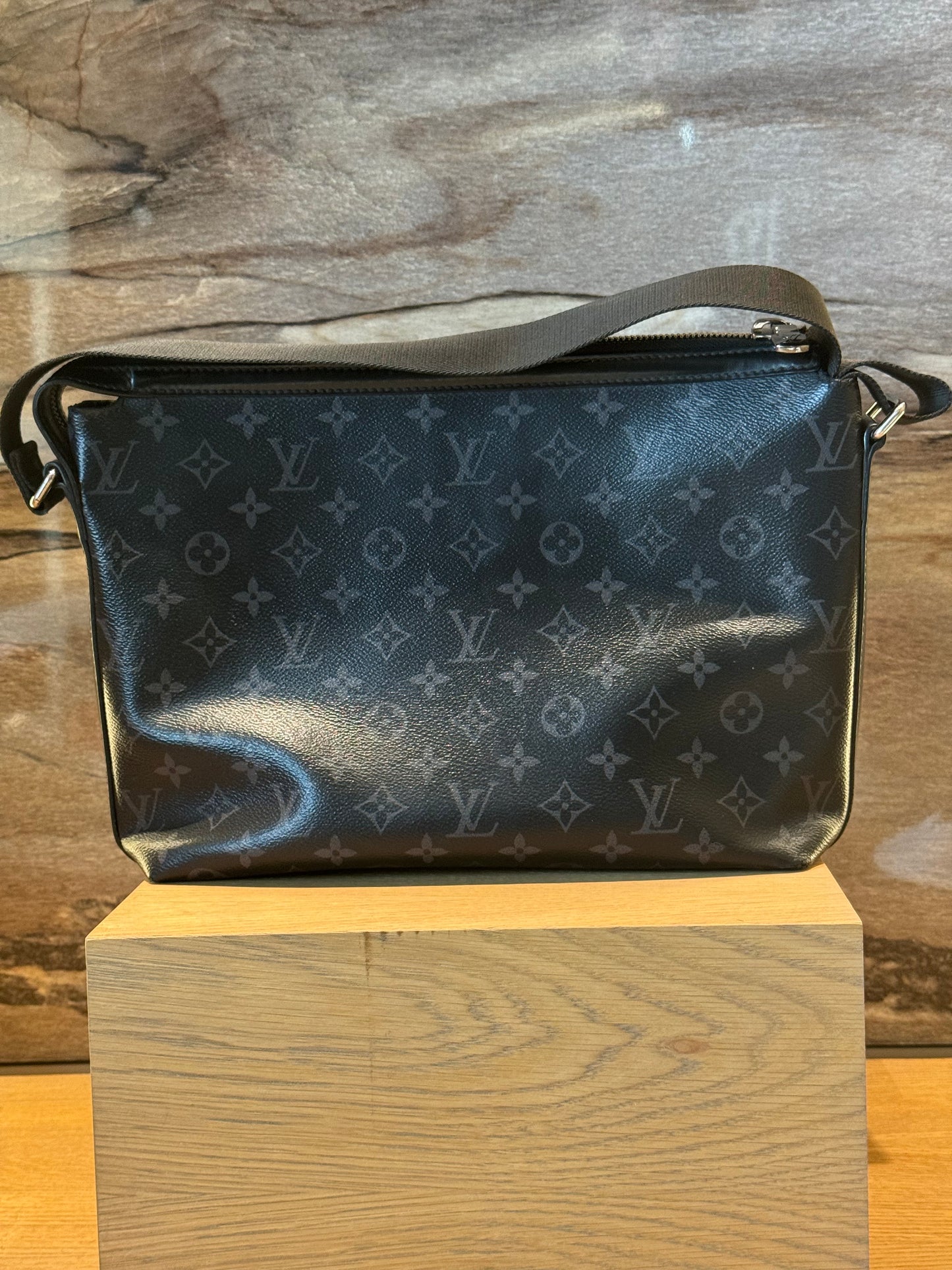 Louis Vuitton Messenger Bag Monogram Black Leather Zip Front