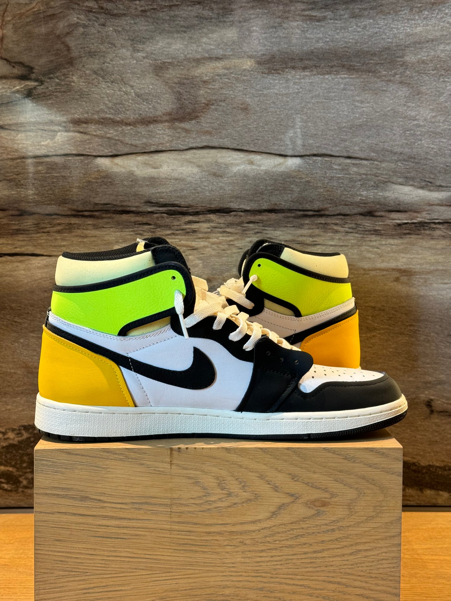 Air Jordan 1 High Volt