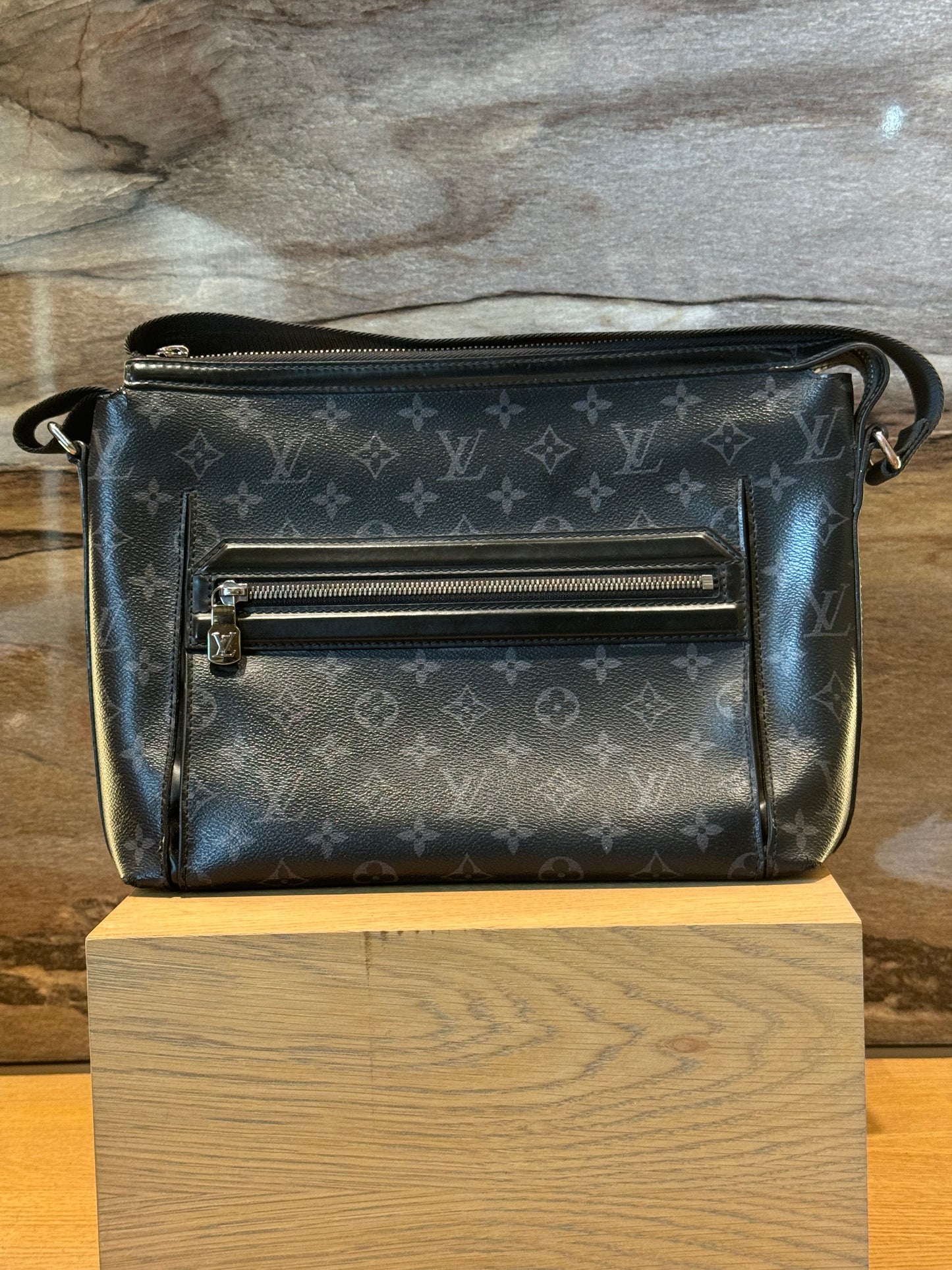 Louis Vuitton Messenger Bag Monogram Black Leather Zip Front